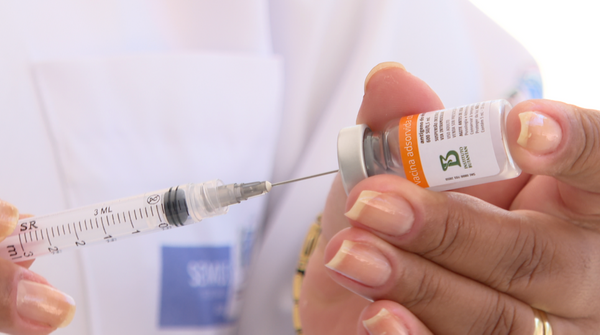  Profissional de saúde é afastada do cargo após fingir vacinar mulher