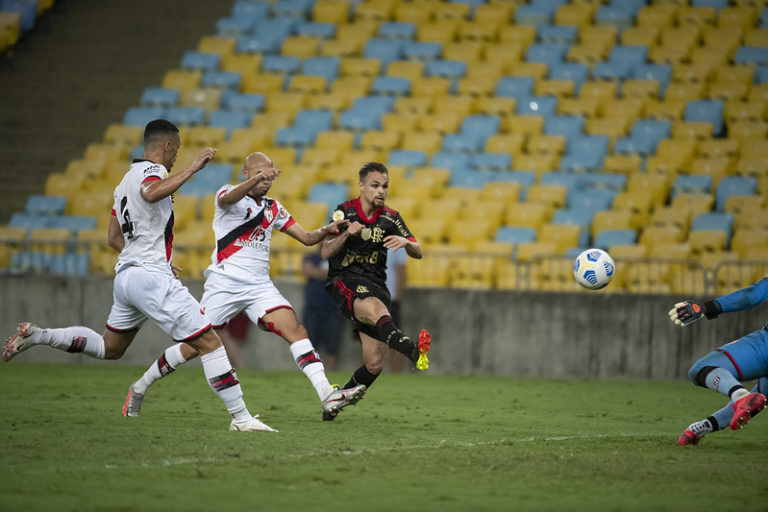  Flamengo vence jogo atrasado com Atlético-GO e reassume vice-liderança