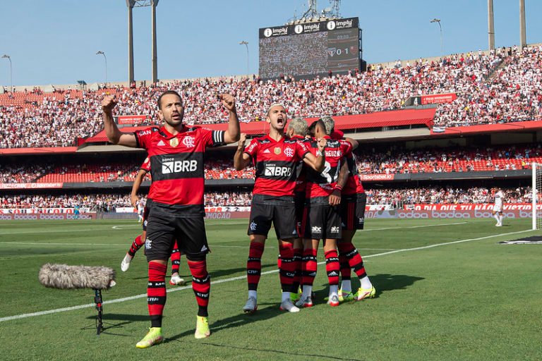  Avassalador no início do jogo, Flamengo goleia o São Paulo no Morumbi