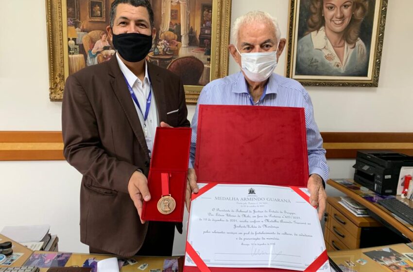  Professor Jouberto Uchôa recebe Medalha Armindo Guaraná
