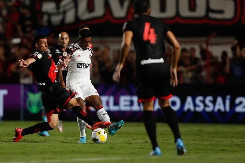  Flamengo empata com o Atlético-GO na estreia do Brasileirão