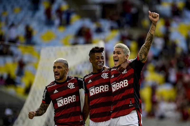  Com gol de Pedro, Flamengo derrota o Goiás, mas sai vaiado do Maracanã
